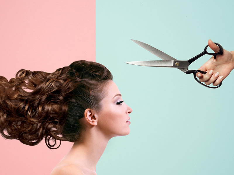 Tendenze tagli capelli 2026: donna con capelli mossi pronta per un nuovo taglio. Forbici e stile per il futuro.