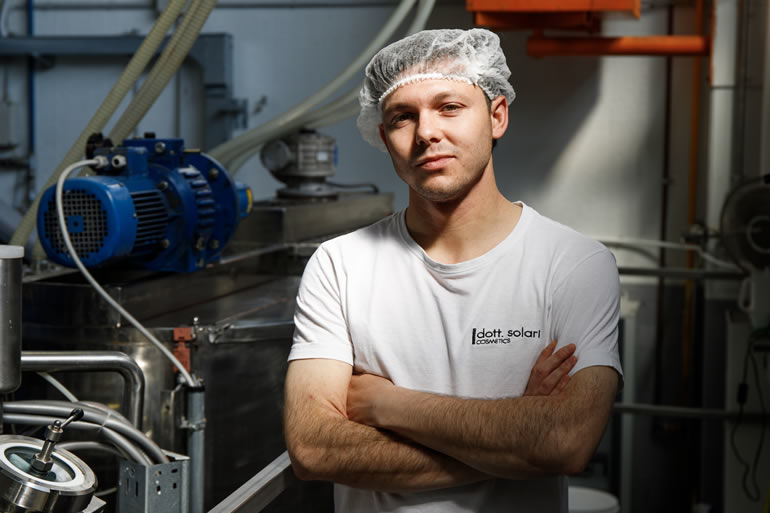 Andrea Solari, personale in laboratorio cosmetico. Produzione di cosmetici naturali e biologici italiani. Controllo qualità e sicurezza.