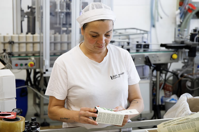 Barbara Solari, membro dello staff, esamina una confezione di cosmetici Dott. Solari in fabbrica. Dettaglio del prodotto e controllo qualità.
