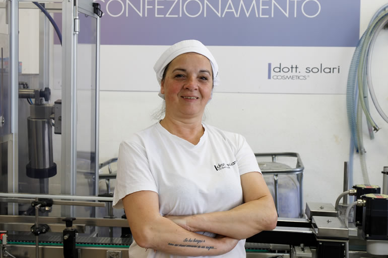 Barbara Solari, membro dello staff Dott. Solari Cosmetics, esperta nella produzione e confezionamento di cosmetici di alta qualità.