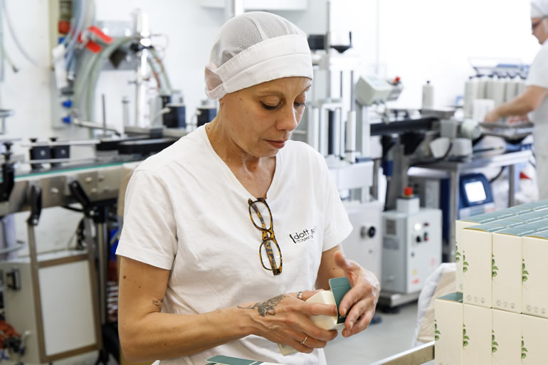 Mara Solari, dipendente Dott.Solari, confeziona prodotti in fabbrica. Controllo qualità e packaging cosmetici naturali made in Italy.
