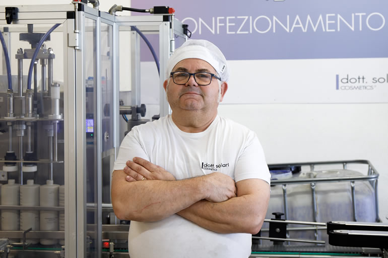 Dott. Solari Marco, staff di produzione cosmetici. Uomo in laboratorio con macchinari per il confezionamento.