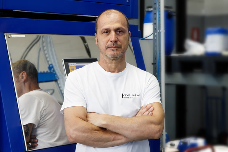 Raffaele Solari dello staff Dott. Solari Cosmetics, esperto nella produzione di cosmetici di alta qualità.