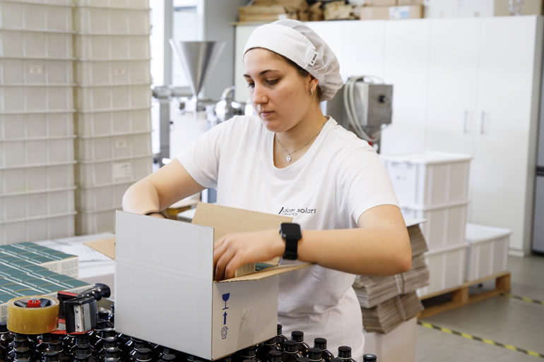 Samanta dello staff Dott. Solari confeziona prodotti naturali. Lavoratrice in laboratorio cosmetico, produzione made in Italy.
