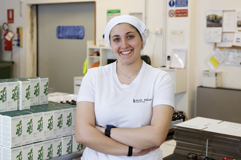 Samanta, membro dello staff Dott. Solari Cosmetics, sorride in fabbrica. Prodotti cosmetici naturali Made in Italy.