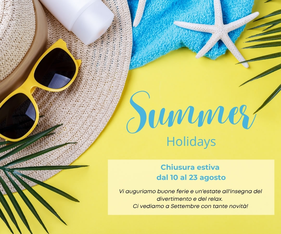 Cappello di paglia, occhiali gialli e una stella marina su sfondo giallo con il testo Summer Holidays e l'annuncio Chiusura estiva dal 10 al 23 agosto.