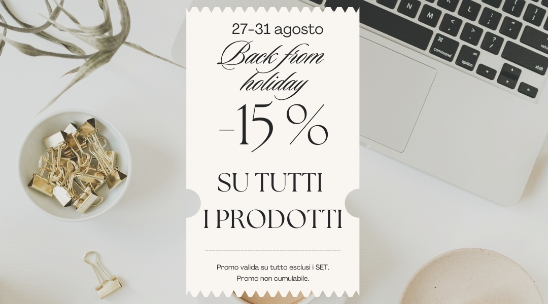 Coupon promozionale con testo Back from holiday, sconto del 15% su tutti i prodotti dal 27 al 31 agosto, su scrivania con laptop e cancelleria.