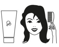 Donna sorridente con capelli neri ondulati tiene una spazzola accanto a un tubo di prodotto cosmetico con simbolo a bolle