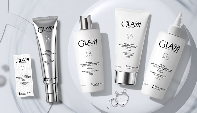 Quattro prodotti Glam e un campione su piastra ondulata con gocce d'acqua e bolle trasparenti